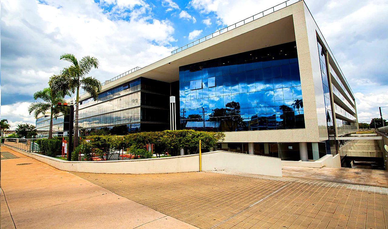 Fachada do Edifício Praça Capital, sede da Zeramos em Brasília